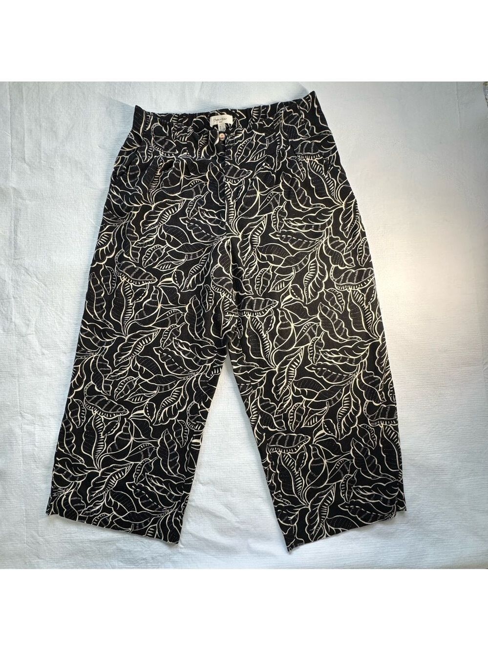 Haver and Blair London Black and White Tropical Print Capris size Large